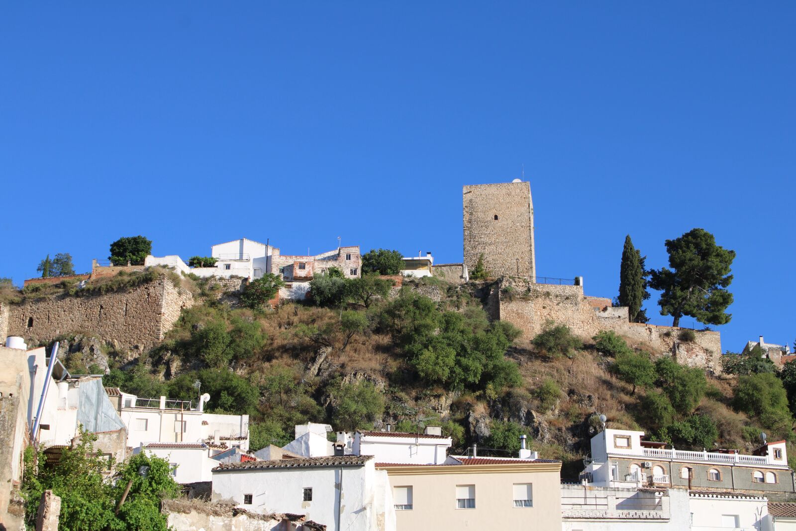 Canon EOS 2000D (EOS Rebel T7 / EOS Kiss X90 / EOS 1500D) sample photo. Tower, almedina, fortress photography