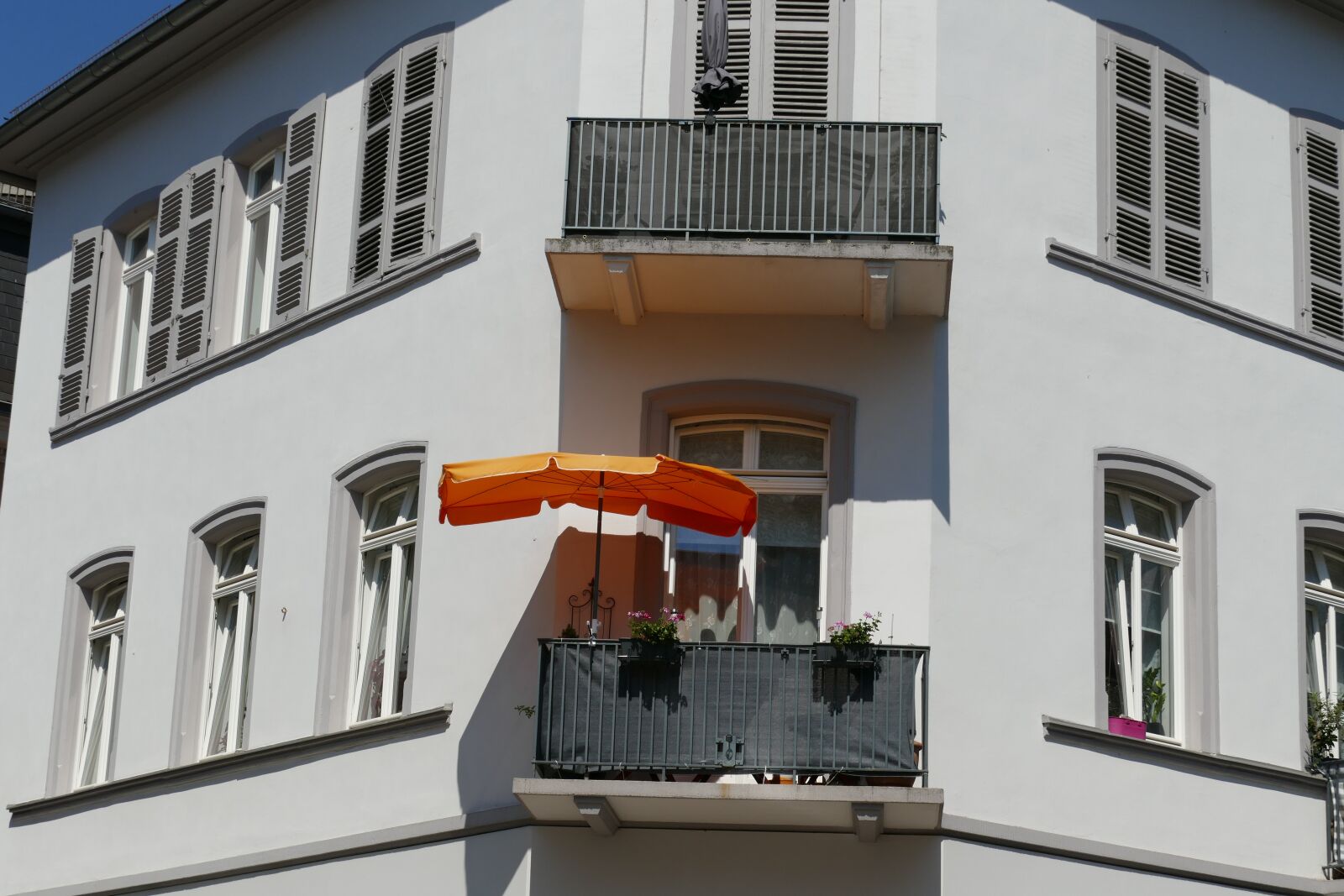 Panasonic Lumix DMC-FZ1000 sample photo. Balcony, house, window photography