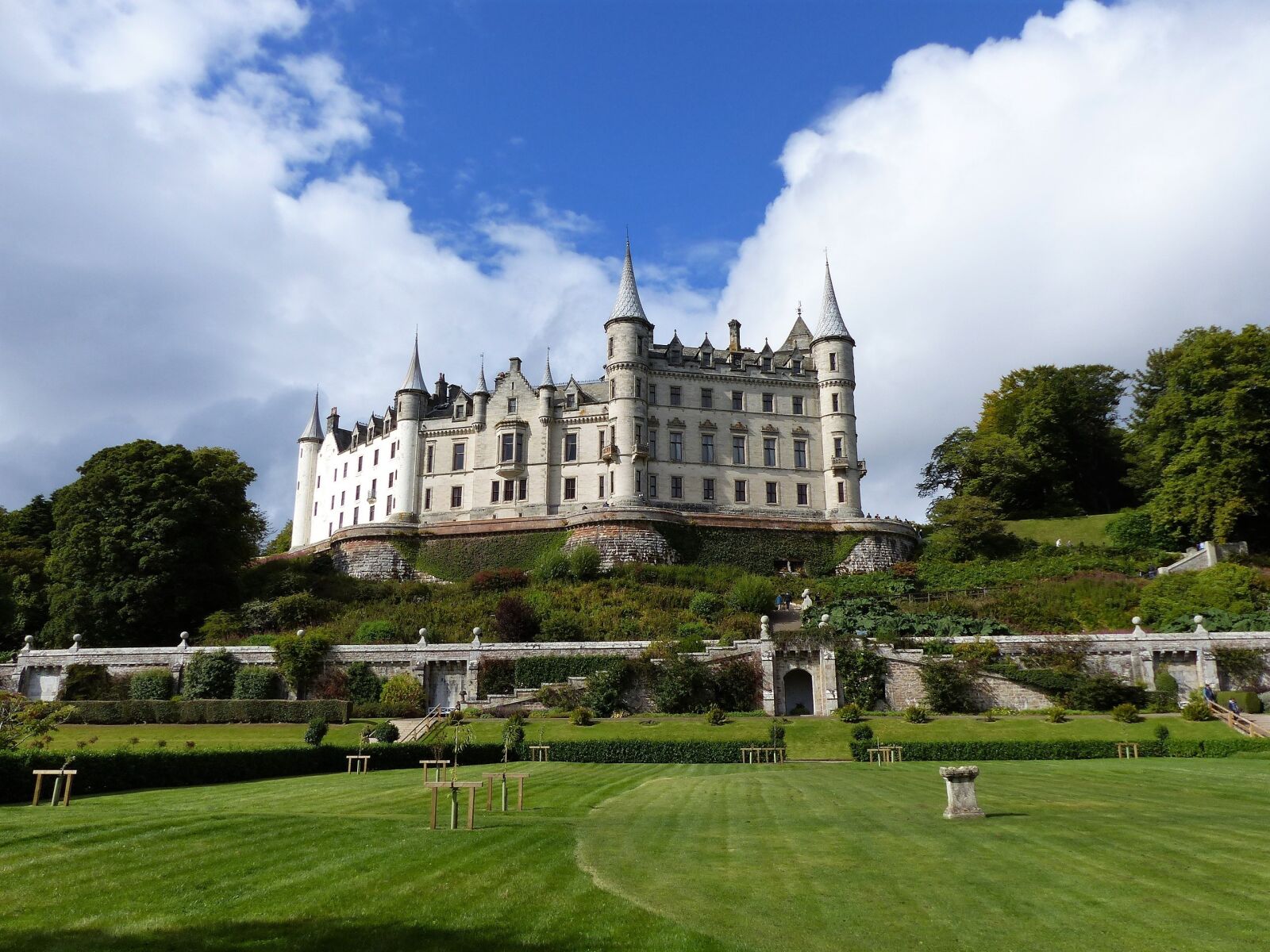 Panasonic Lumix DMC-FZ200 sample photo. Dunrobin castle, scotland, castle photography