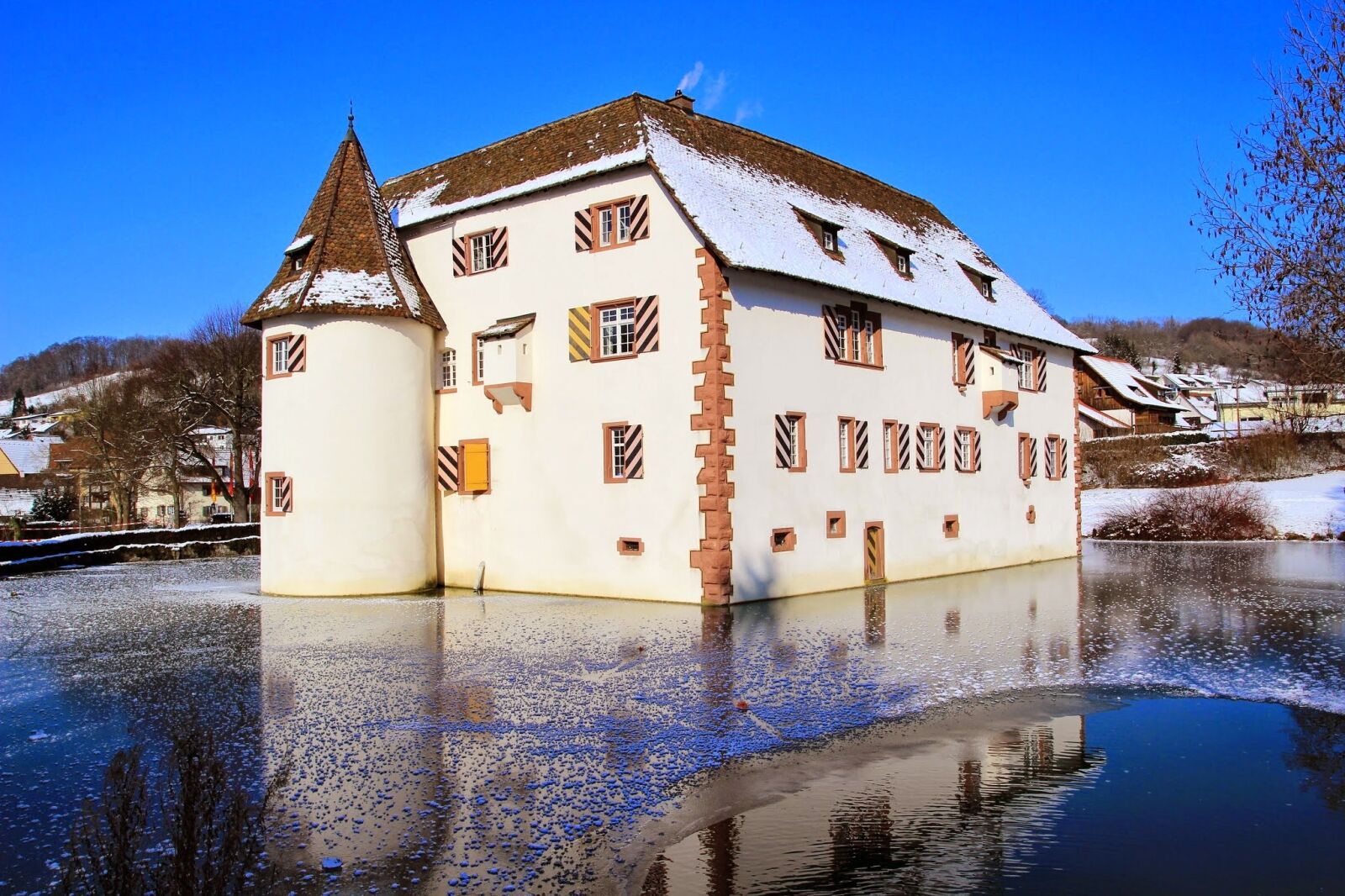 Canon EOS 600D (Rebel EOS T3i / EOS Kiss X5) sample photo. Moated castle, lake, sky photography