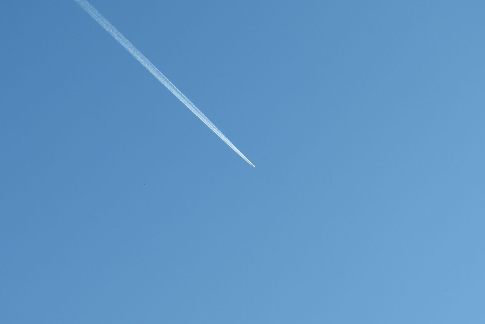Panasonic Lumix DMC-FZ150 sample photo. Aircraft, sky, stripes photography