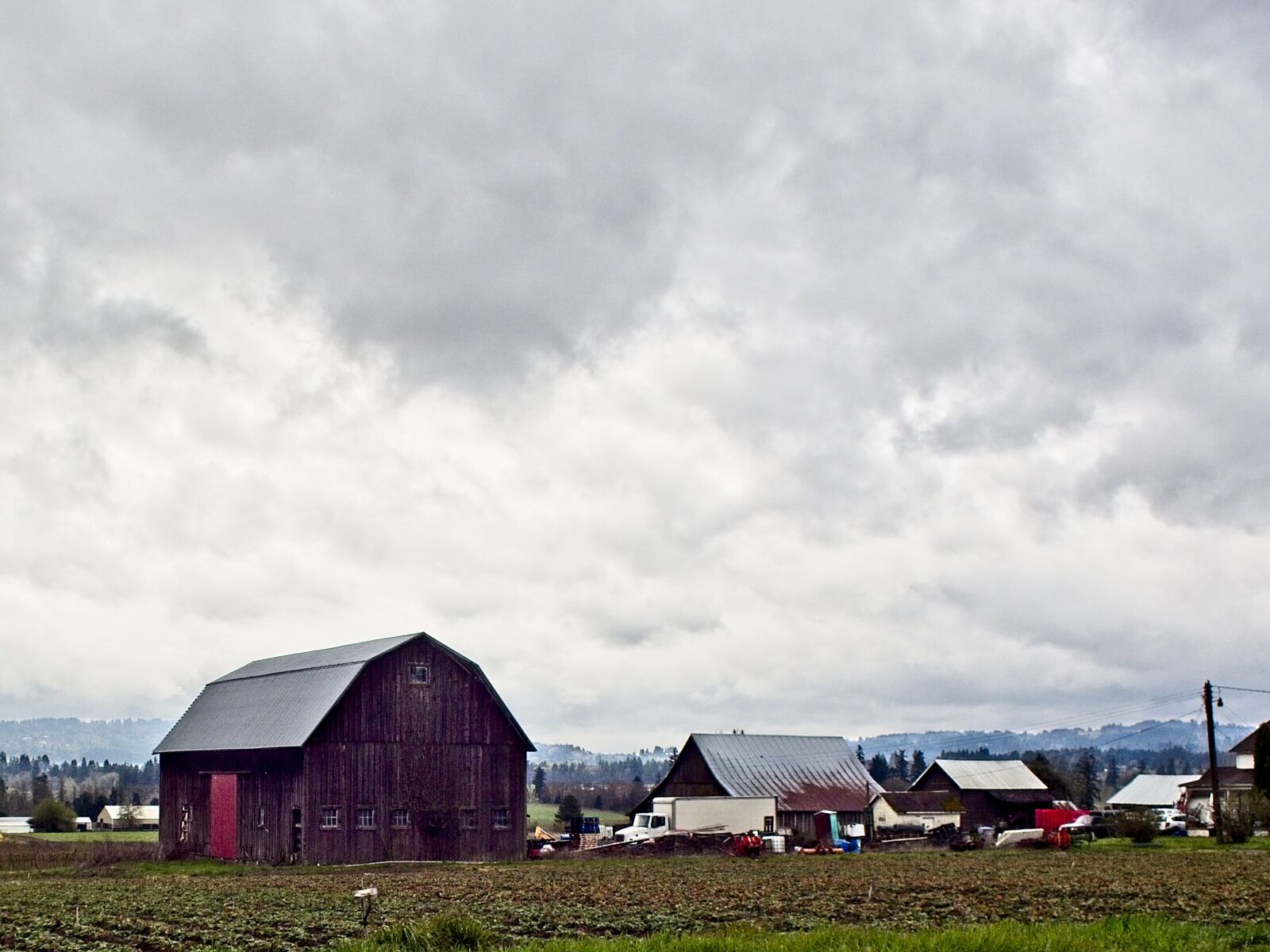 Olympus M.Zuiko Digital 17mm F2.8 Pancake sample photo. Clouds, barn, farm photography