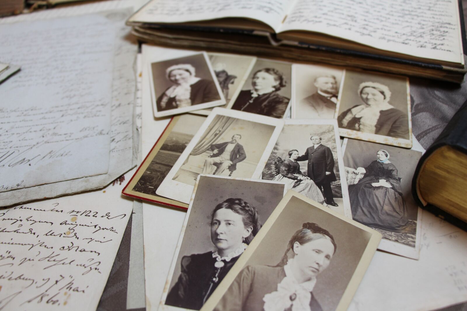 Canon EOS 700D (EOS Rebel T5i / EOS Kiss X7i) sample photo. Old photos, paper, old photography