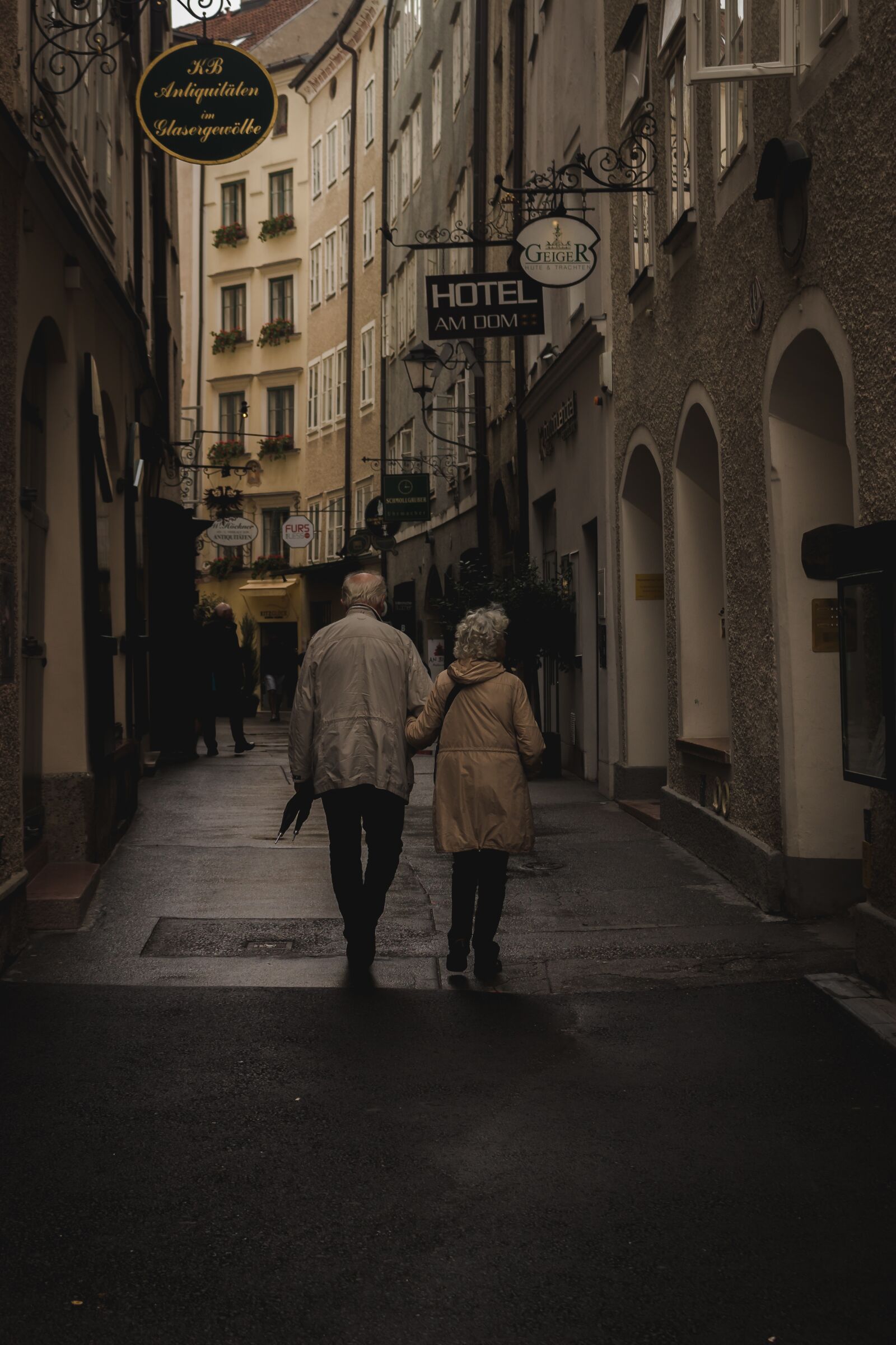 Canon EOS 100D (EOS Rebel SL1 / EOS Kiss X7) sample photo. Alley, seniors, life photography
