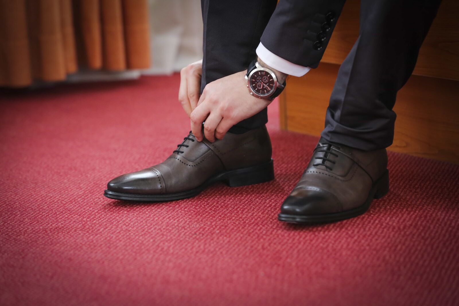 Canon EOS 5D Mark III sample photo. Bedroom, businessman, rug, shoelace photography