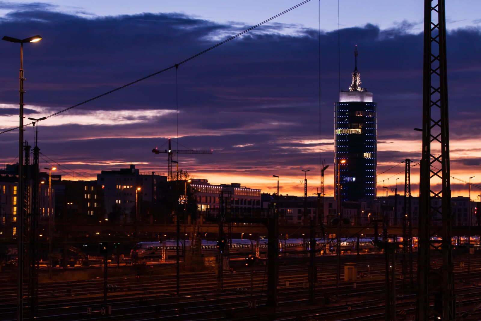 Canon EOS 200D (EOS Rebel SL2 / EOS Kiss X9) sample photo. Sunset, city, gleise photography