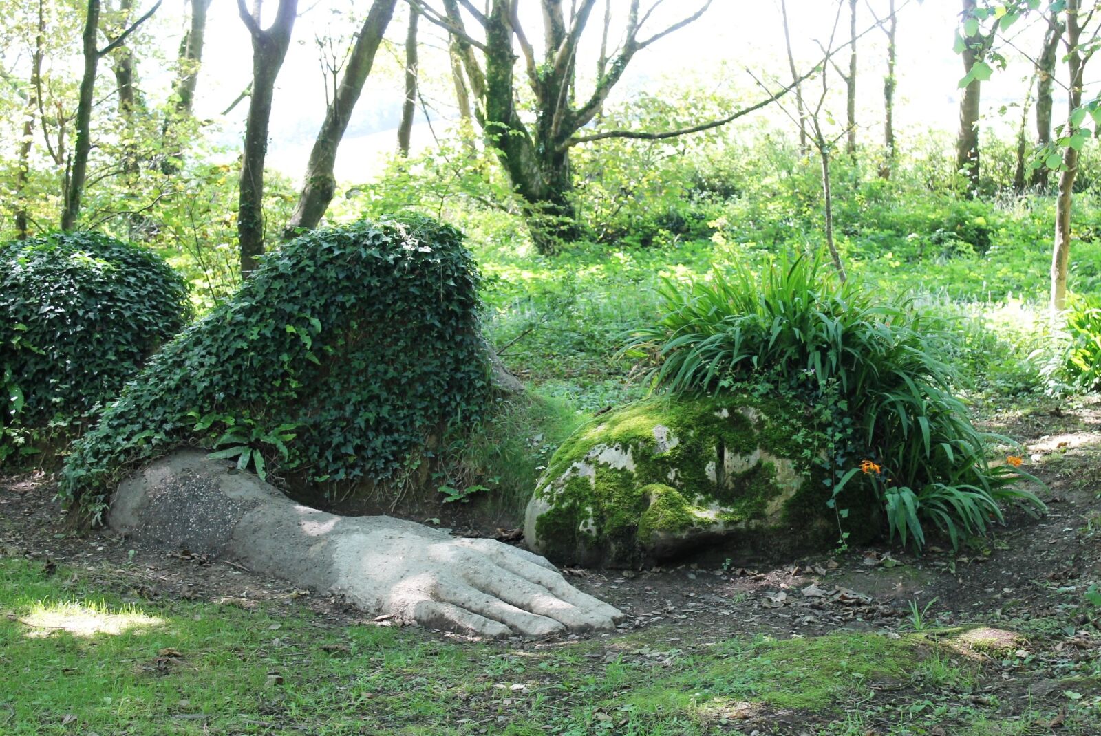 Canon EOS 1100D (EOS Rebel T3 / EOS Kiss X50) sample photo. Sculpture, woman, lying photography
