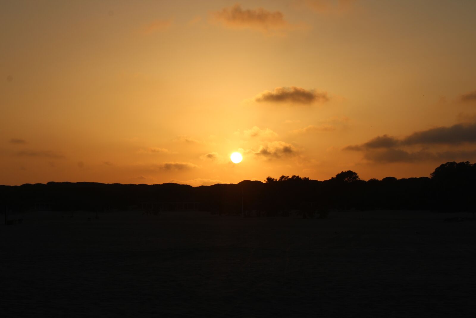 Canon EOS 2000D (EOS Rebel T7 / EOS Kiss X90 / EOS 1500D) sample photo. Sunset, beach, sun photography
