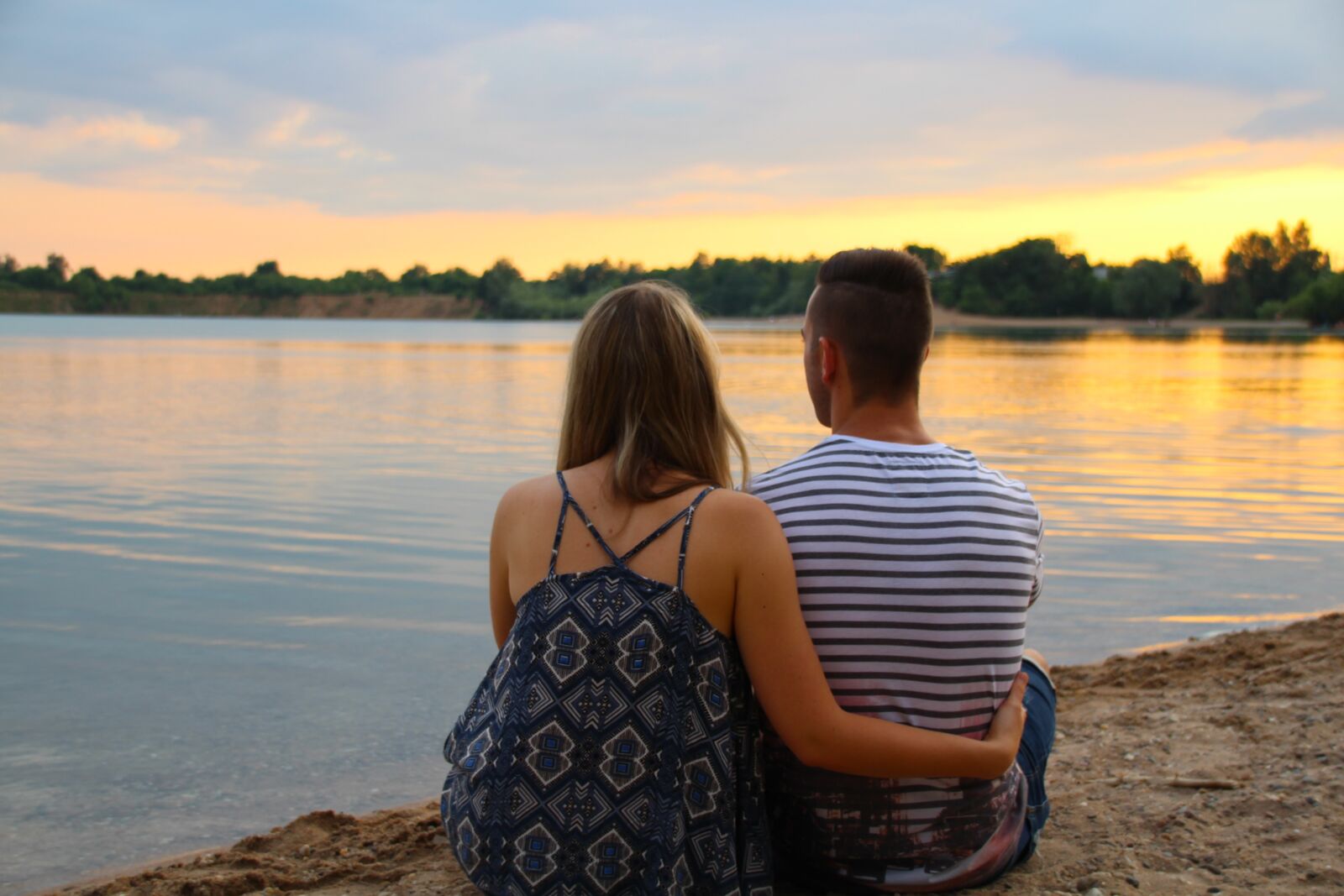 Canon EOS 700D (EOS Rebel T5i / EOS Kiss X7i) sample photo. Couple, lake, sunset photography