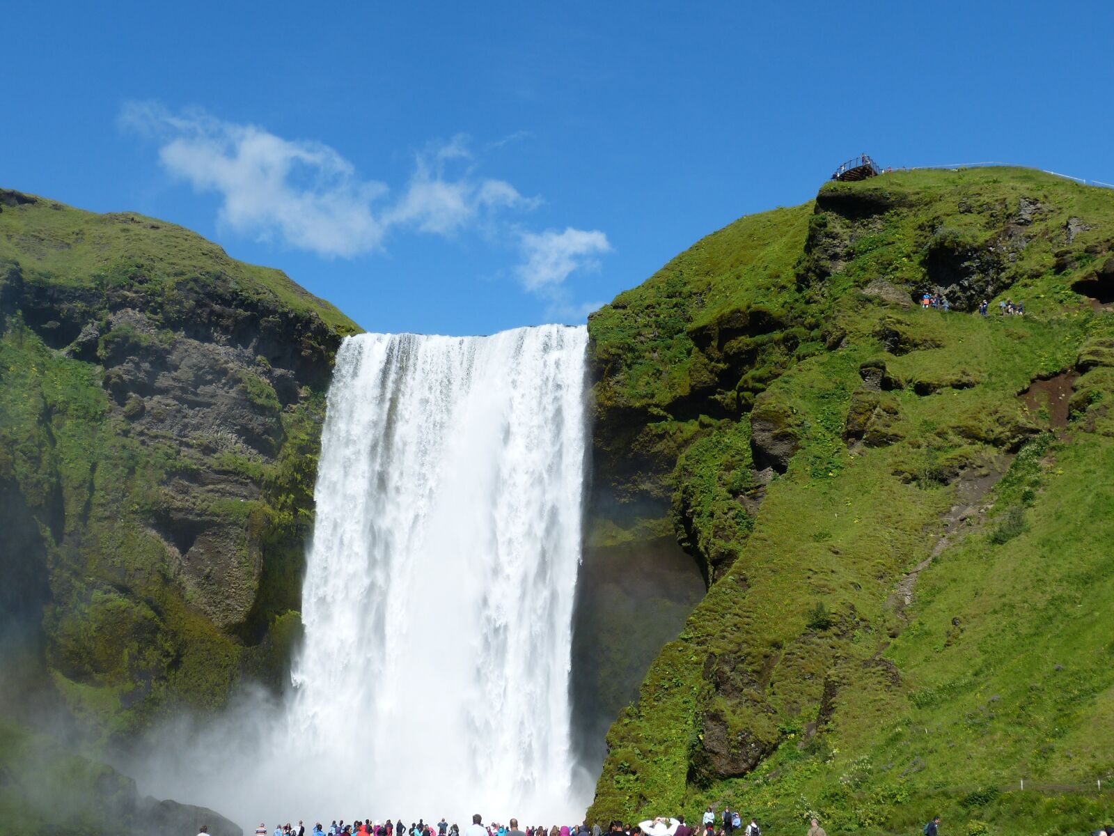 Panasonic Lumix DMC-FZ150 sample photo. Iceland, skogafoss, bílá photography