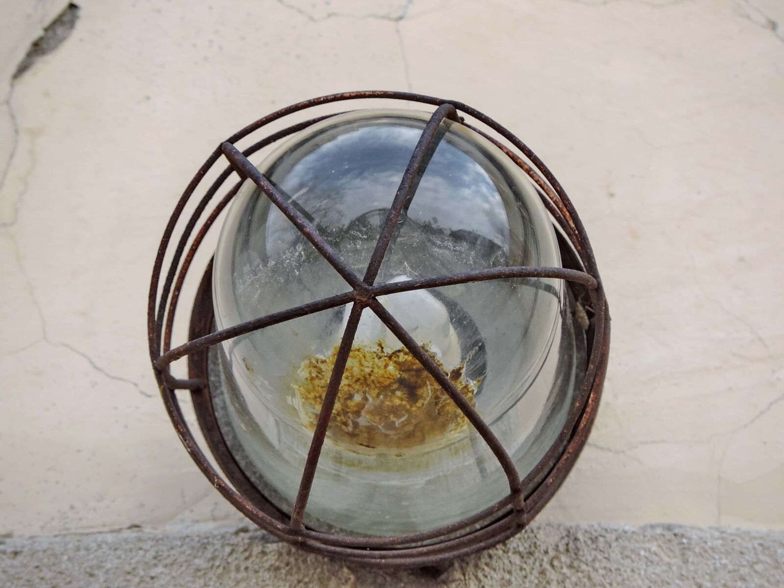 Nikon Coolpix P520 sample photo. Glass, light bulb, rust photography