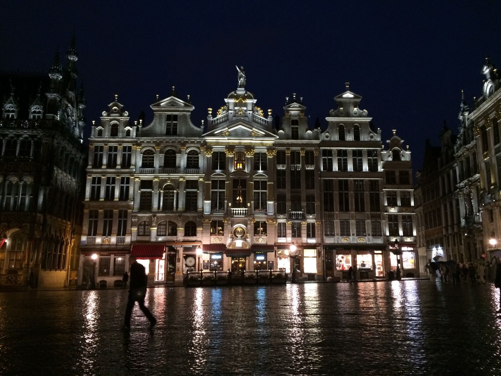 iPhone 5s back camera 4.15mm f/2.2 sample photo. Buxelas, grand-place, rainy night photography