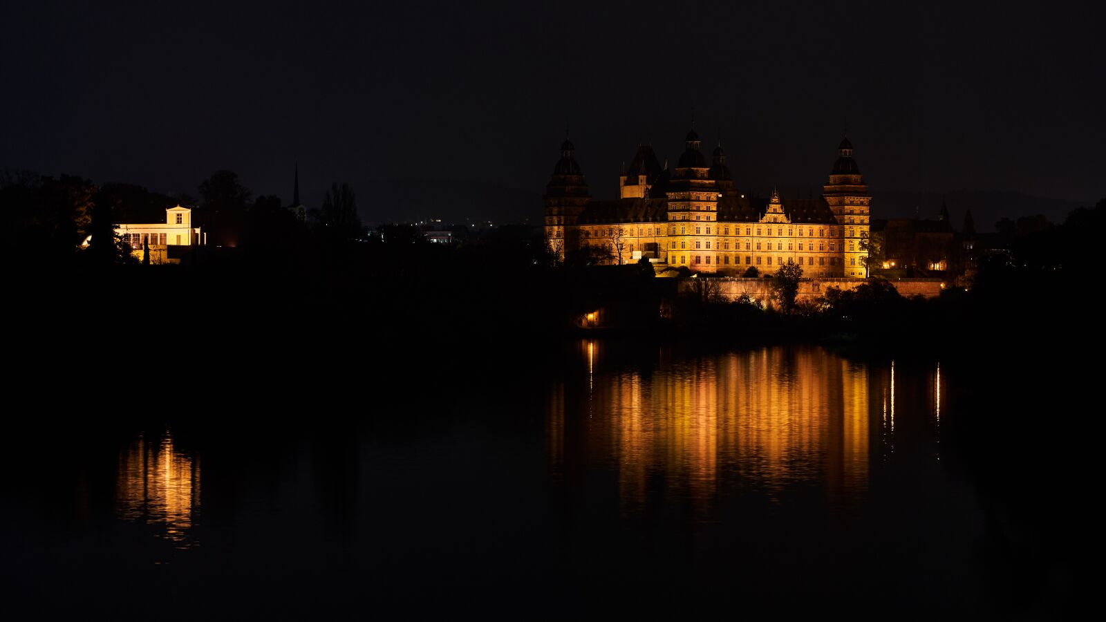 Sony FE 85mm F1.8 sample photo. Aschaffenburg, castle, night photography