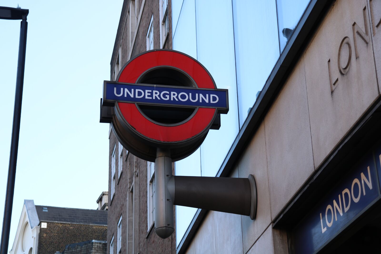 Canon EOS 750D (EOS Rebel T6i / EOS Kiss X8i) sample photo. London, metro, p photography
