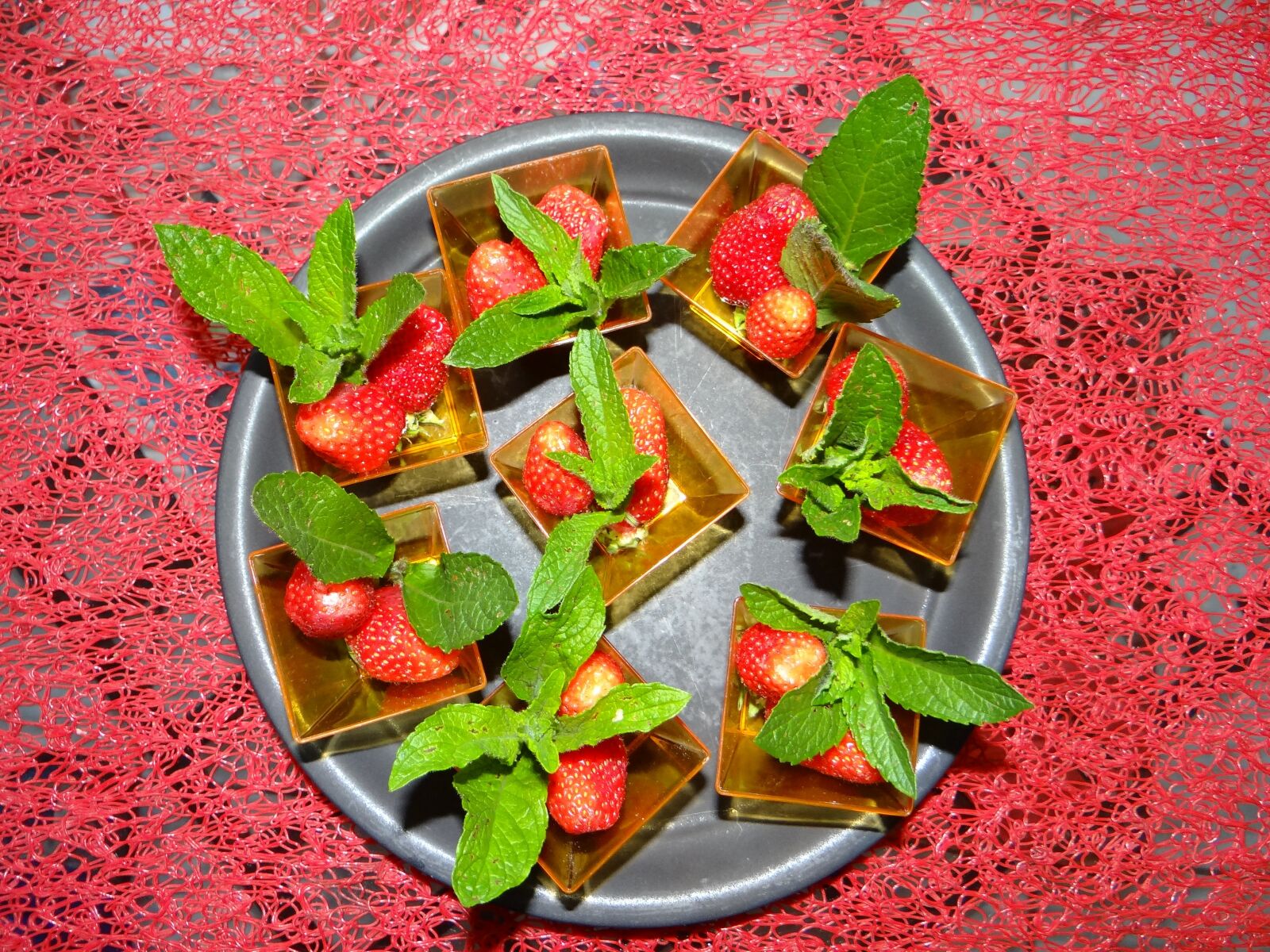 Sony DSC-HX200V sample photo. Strawberries, garden, mint photography