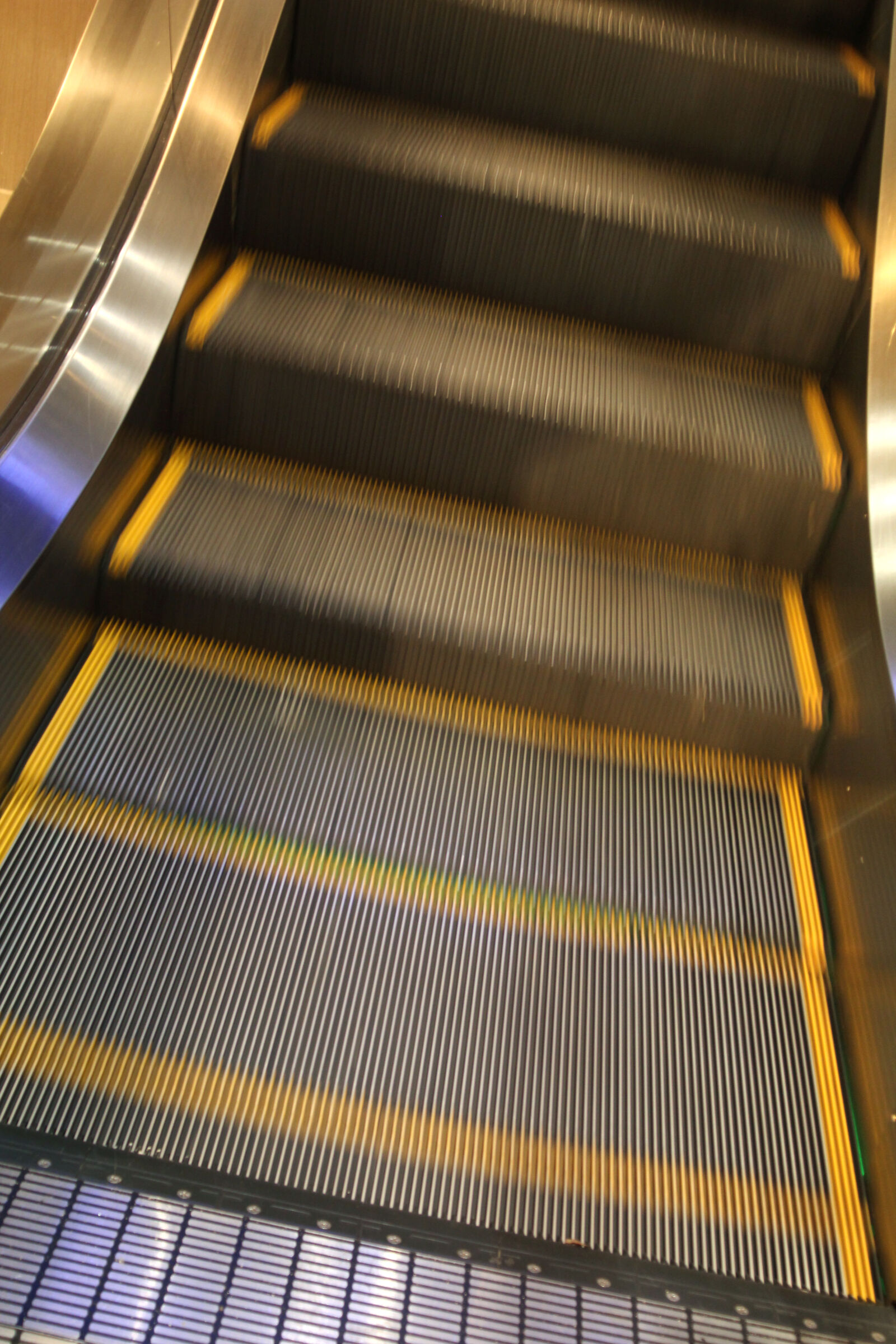Canon EOS 550D (EOS Rebel T2i / EOS Kiss X4) sample photo. Downstairs, electric, stairs, stairs photography