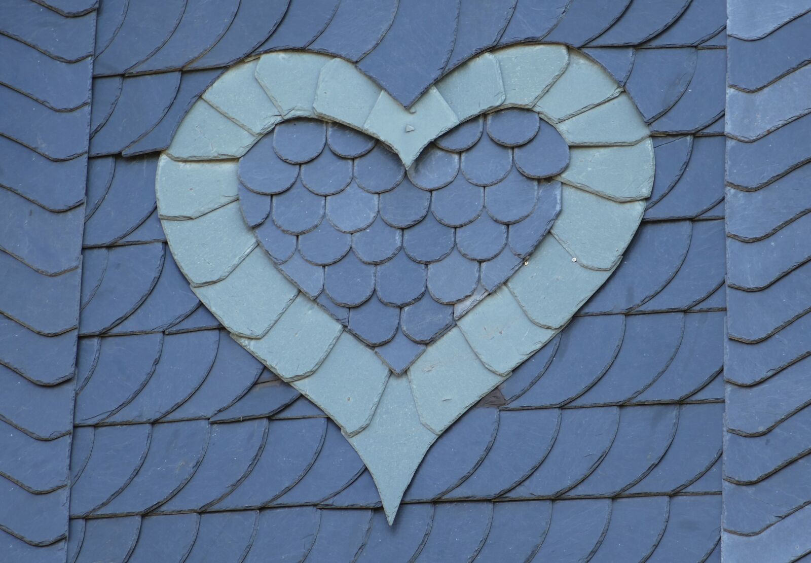 Panasonic Lumix DMC-FZ1000 sample photo. Heart, slate, pattern photography