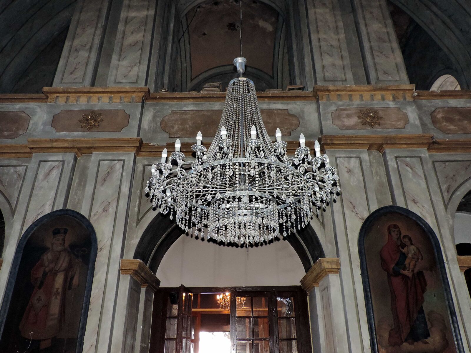 Nikon Coolpix P520 sample photo. Chandelier, church, interior, architecture photography