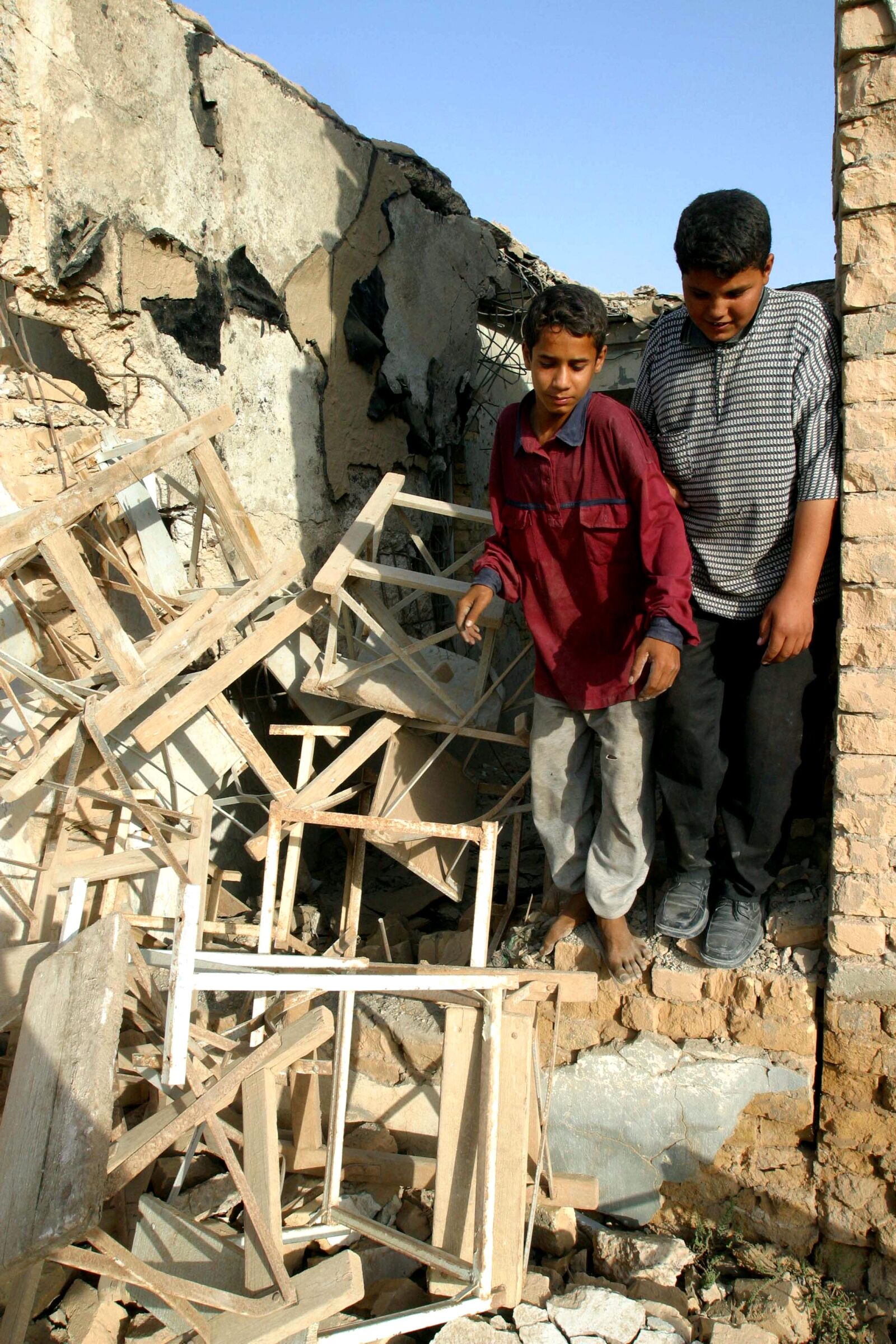 Canon EOS D60 sample photo. Children, leave, rubble, teacher photography
