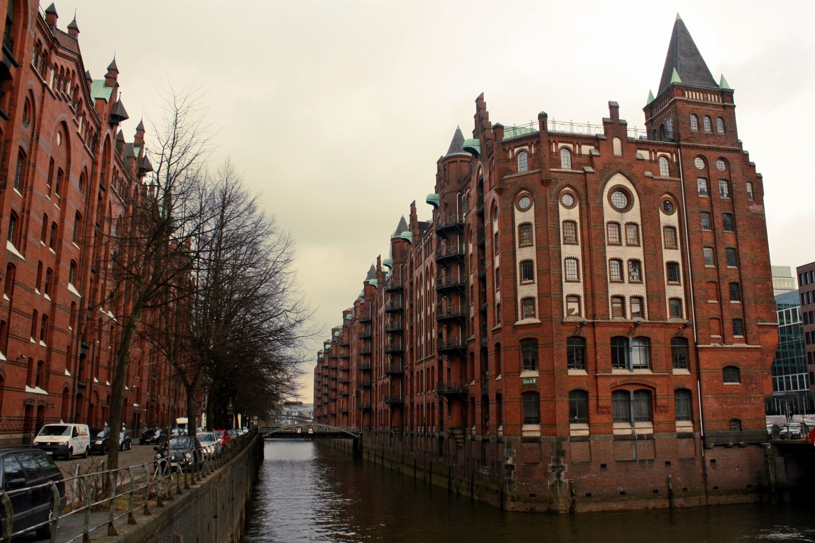 Canon EOS 1000D (EOS Digital Rebel XS / EOS Kiss F) sample photo. Architecture, channel, city photography