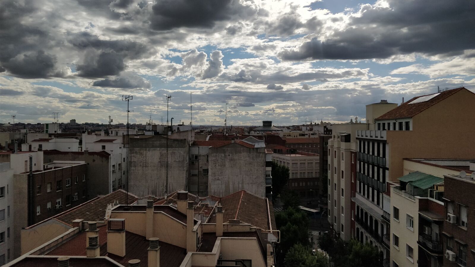 OnePlus 5 sample photo. City, clouds, building photography