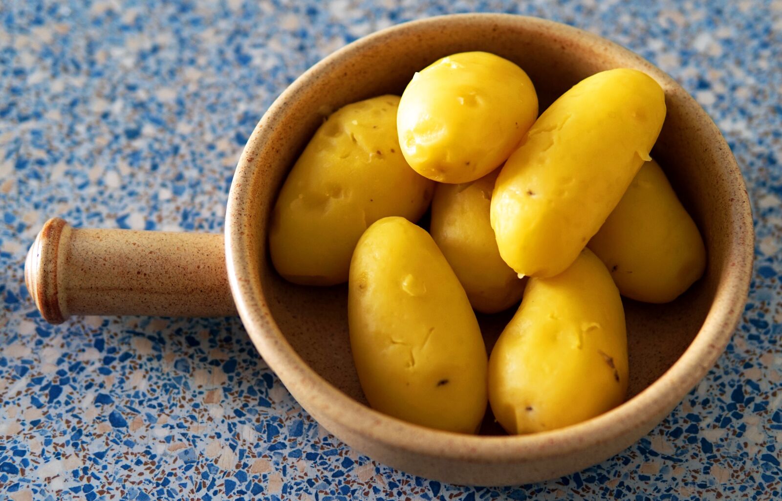 Sony Alpha a5000 (ILCE 5000) + Sigma 30mm F1.4 DC DN | C sample photo. Potatoes, peeled, kitchen work photography