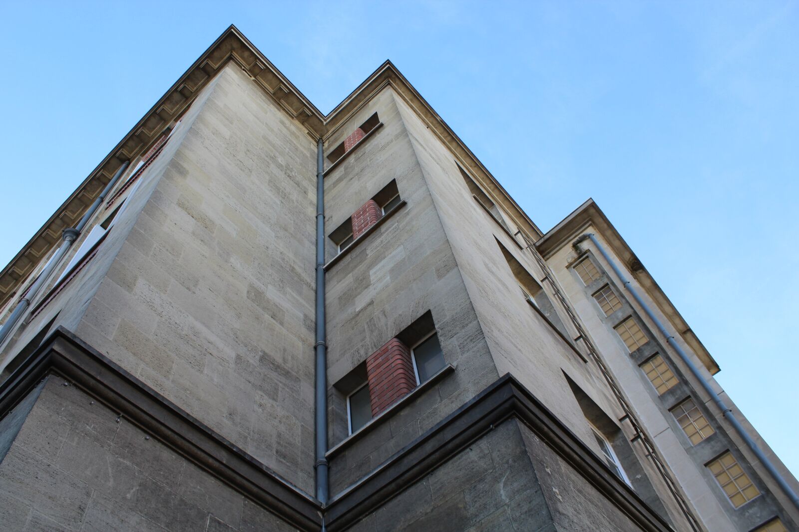 Canon EOS 1300D (EOS Rebel T6 / EOS Kiss X80) sample photo. Building, floors, architecture photography