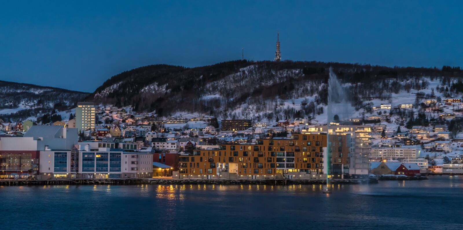 Coast line. Береговая линия Норвегии. Побережье Норвегии. Города Норвегии на побережье. Киркенес Норвегия город ночь.