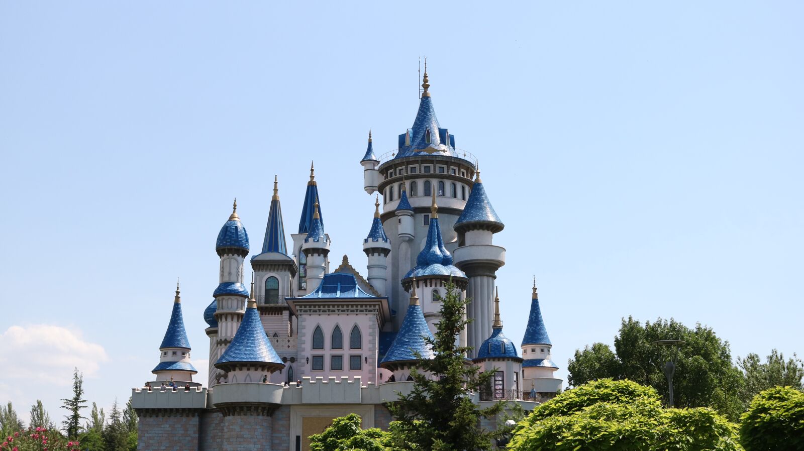Canon EOS 750D (EOS Rebel T6i / EOS Kiss X8i) sample photo. Castle, blue, fairy tale photography