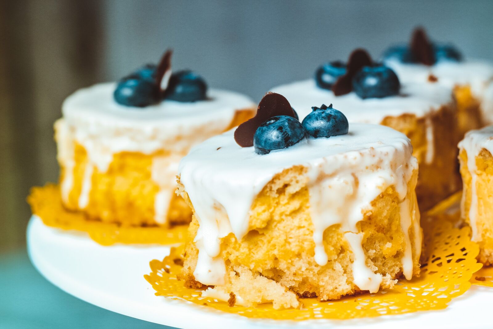 Canon EOS 650D (EOS Rebel T4i / EOS Kiss X6i) + Canon EF 50mm F1.8 II sample photo. Baked goods, blueberries, dessert photography