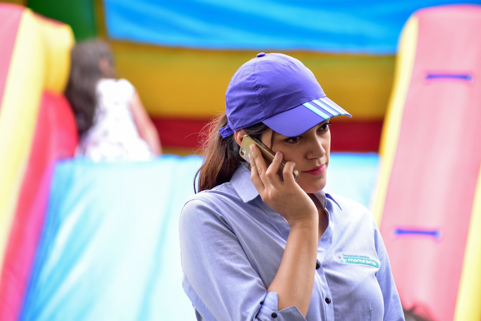 Nikon D3400 sample photo. Girl talking on a photography