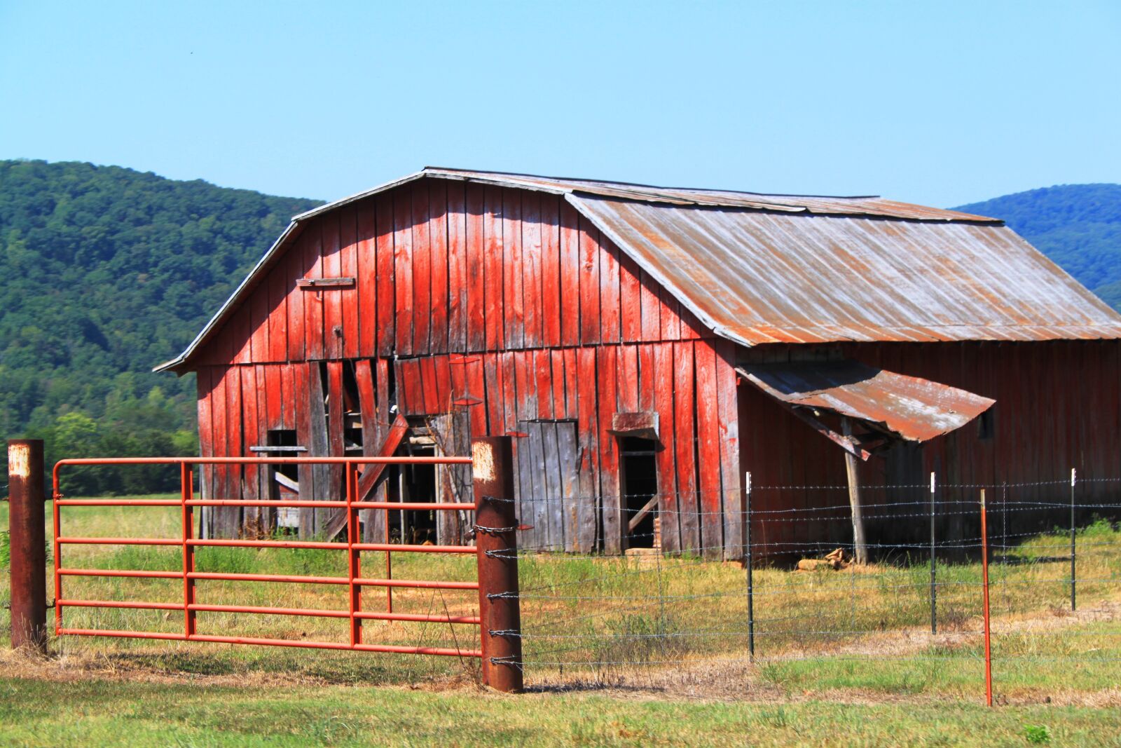 Canon EOS 500D (EOS Rebel T1i / EOS Kiss X3) sample photo. Faded barn, arkansas, fenced photography