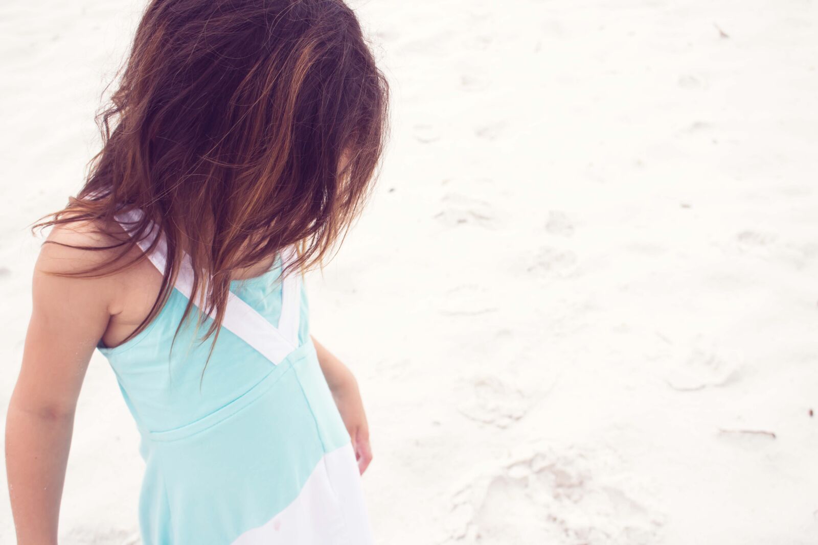 Canon EOS 750D (EOS Rebel T6i / EOS Kiss X8i) sample photo. Beach, girl, kid, ocean photography