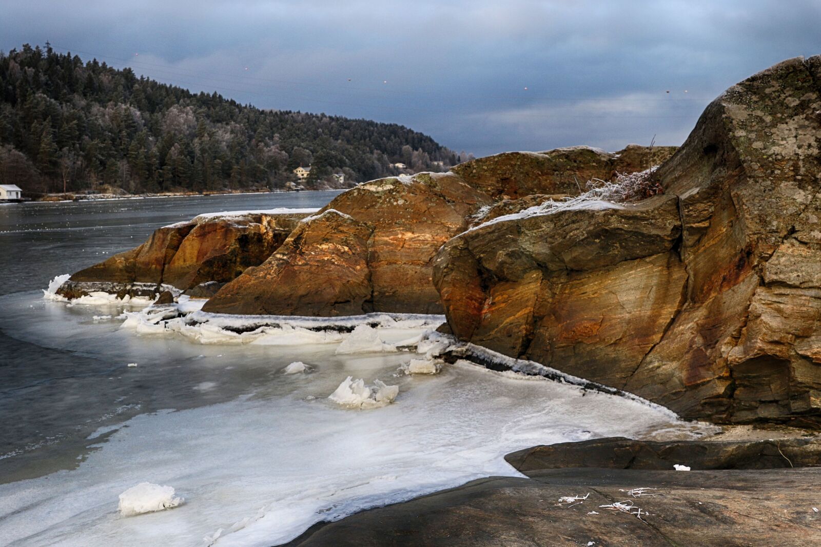 Canon EOS 7D Mark II sample photo. Sea, rocks, frost photography
