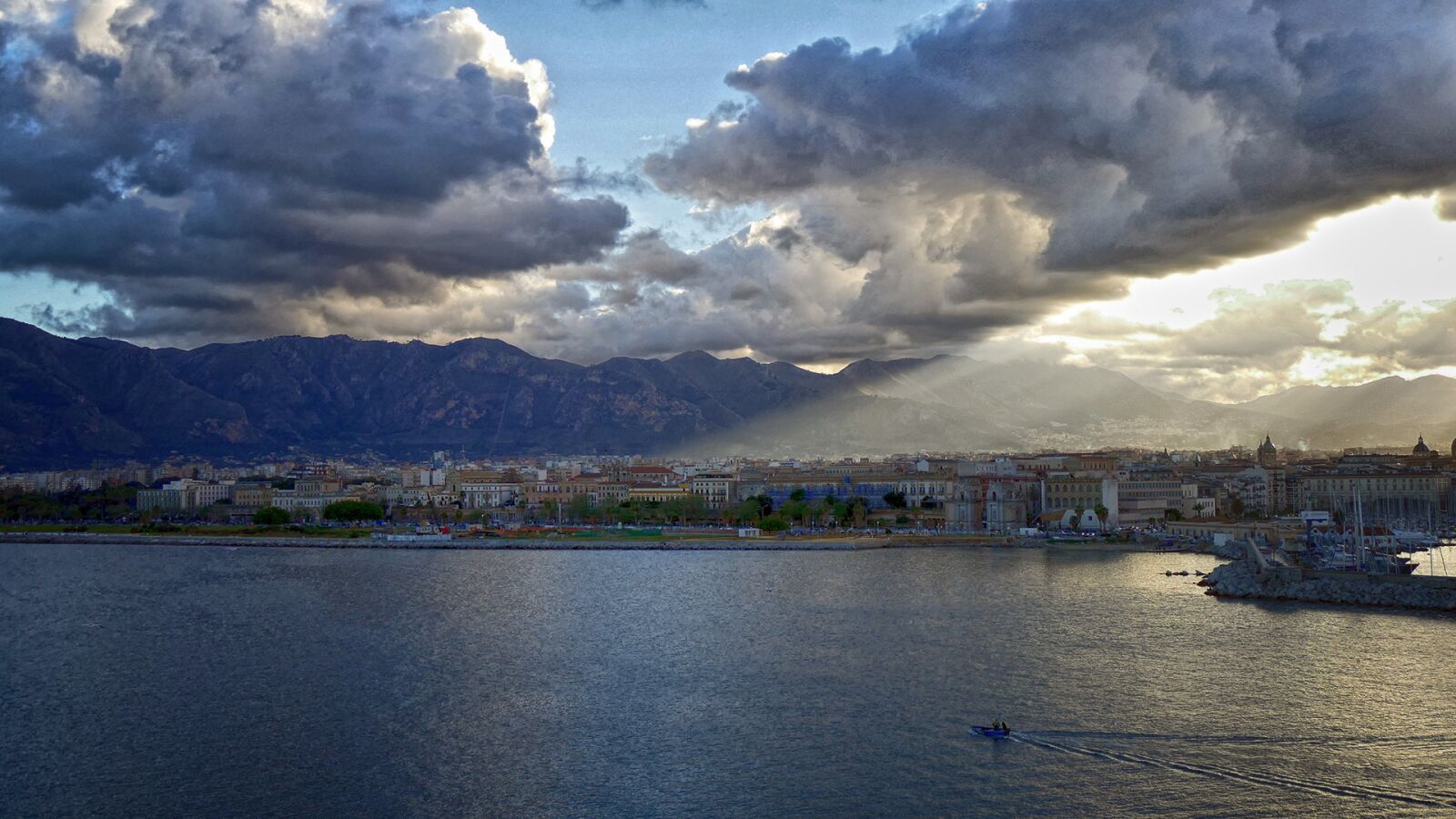 Panasonic Lumix DMC-FZ1000 sample photo. Naples, after the storm photography