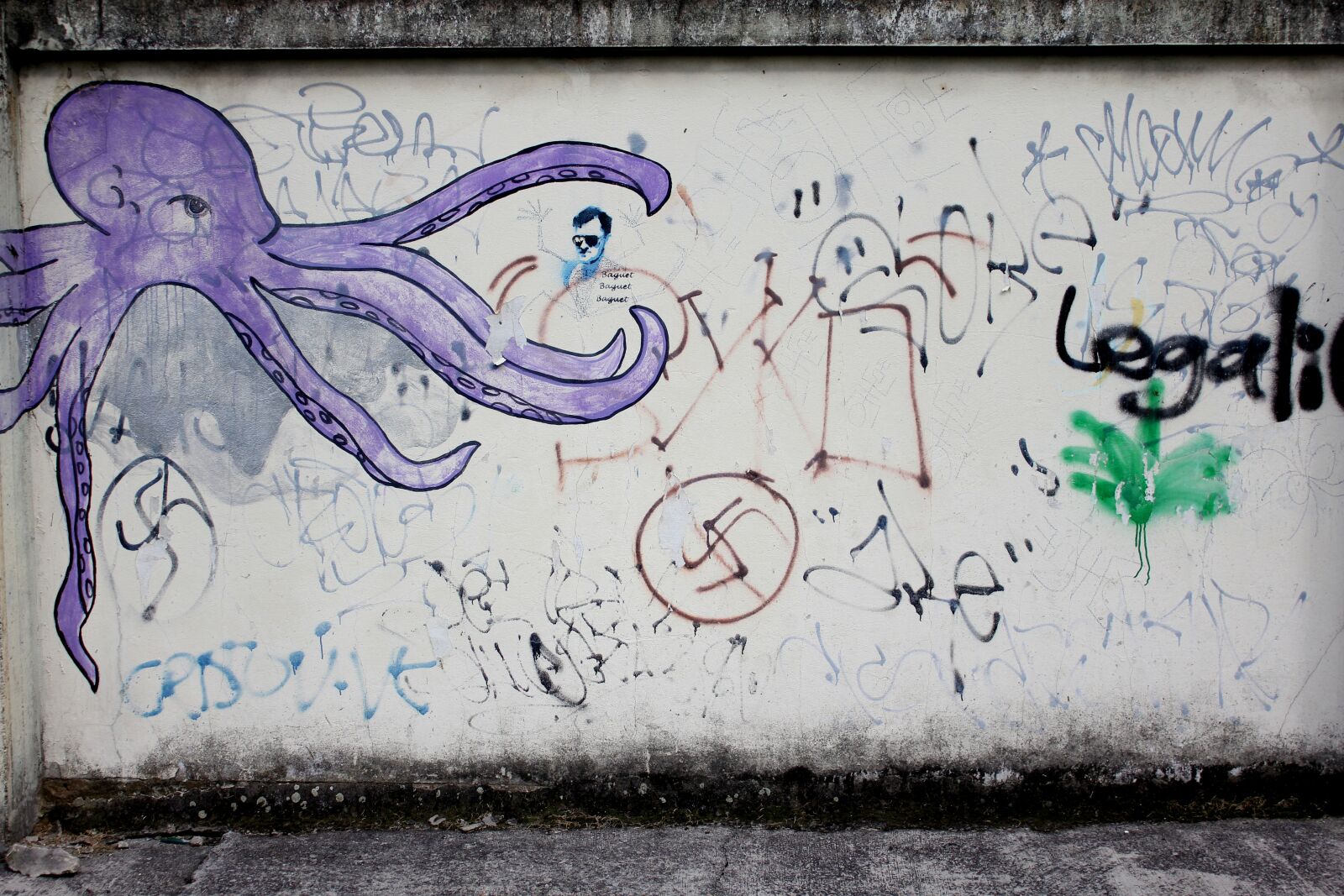Canon EOS 550D (EOS Rebel T2i / EOS Kiss X4) sample photo. Wall, street, texture photography