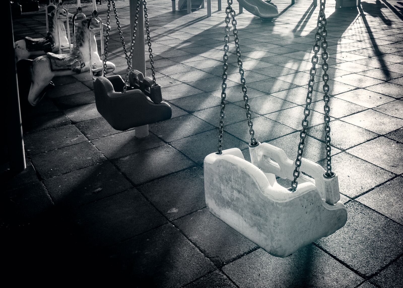 Canon EOS 550D (EOS Rebel T2i / EOS Kiss X4) sample photo. Swings, playground, park photography
