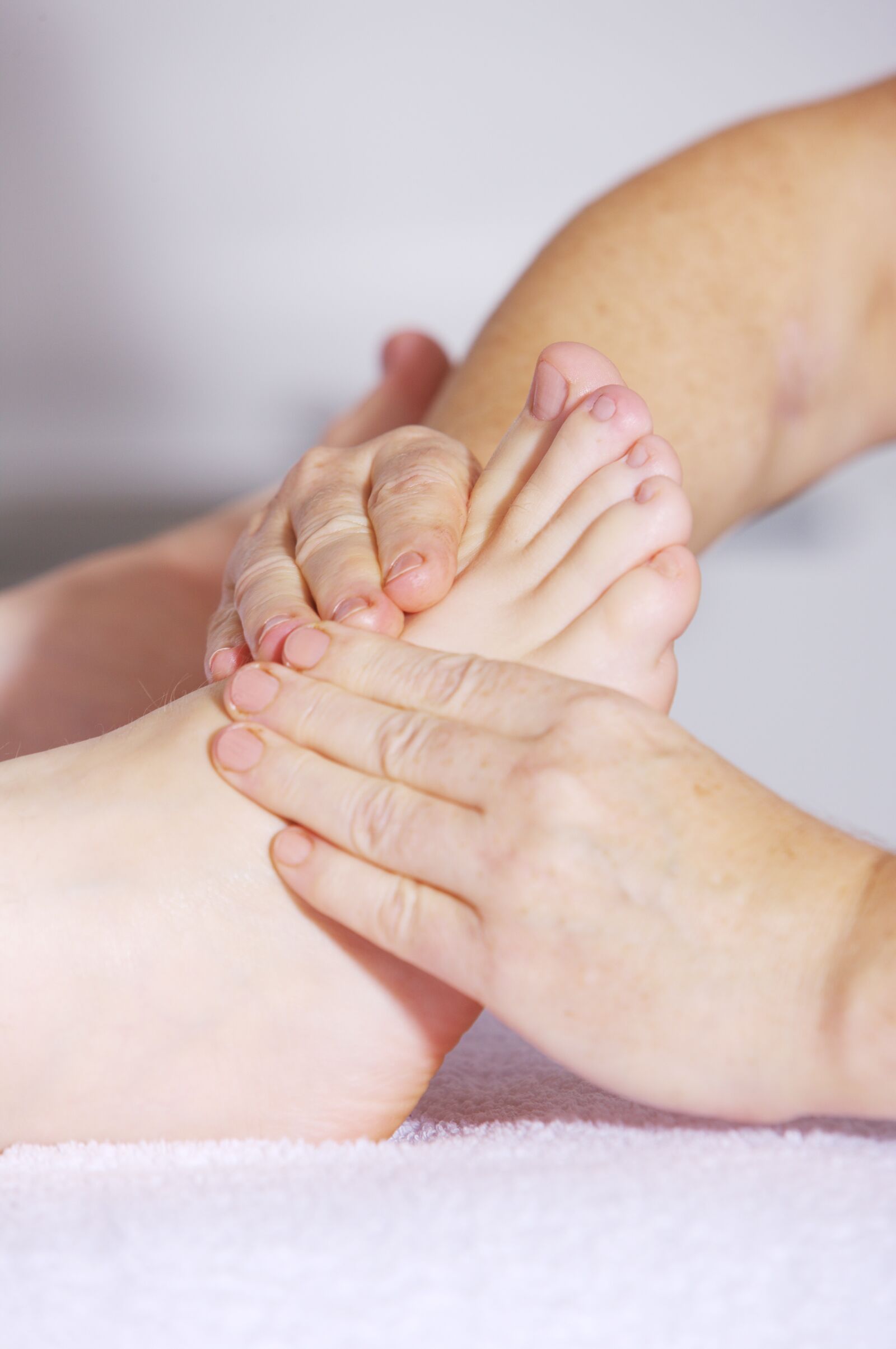 Canon EOS-1Ds Mark III sample photo. Foot massage, foot reflexology photography