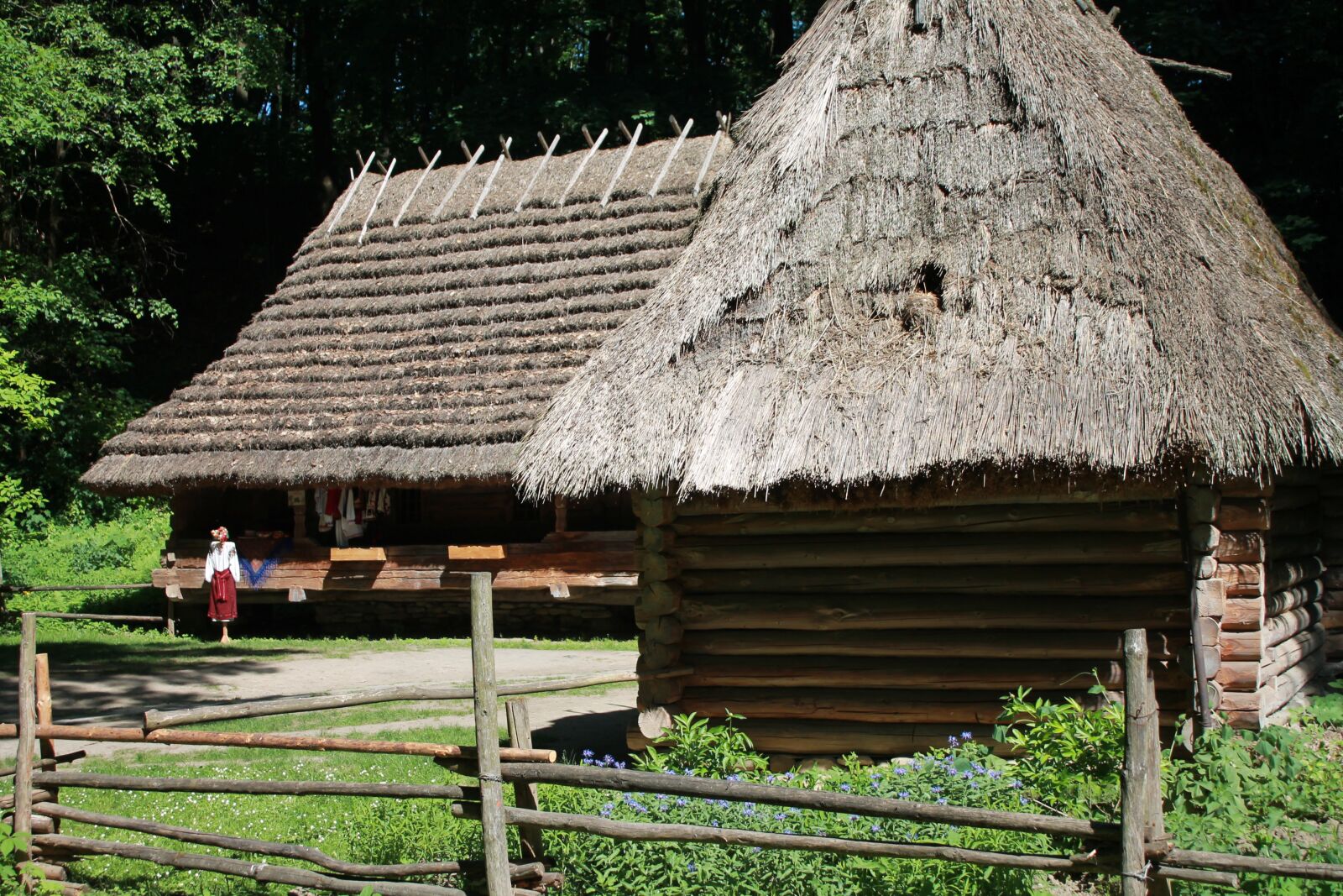 Canon EOS 1100D (EOS Rebel T3 / EOS Kiss X50) sample photo. Hut, wooden house, ukraine photography