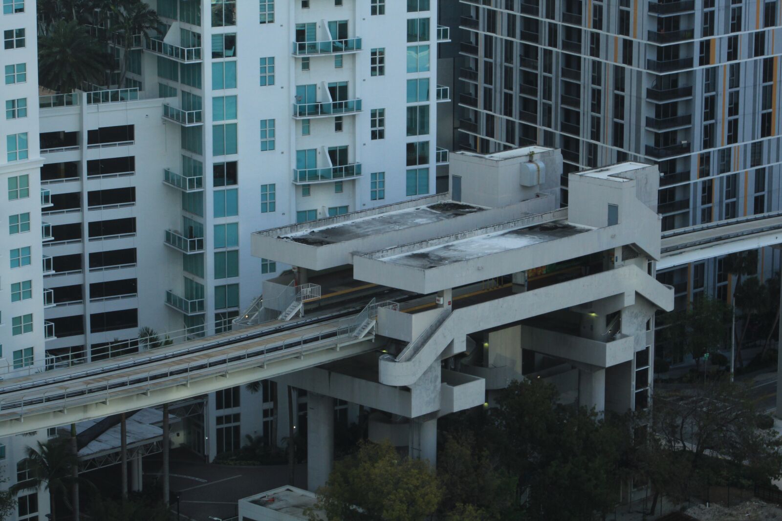 Canon EF75-300mm f/4-5.6 sample photo. Miami, metropolis, city photography