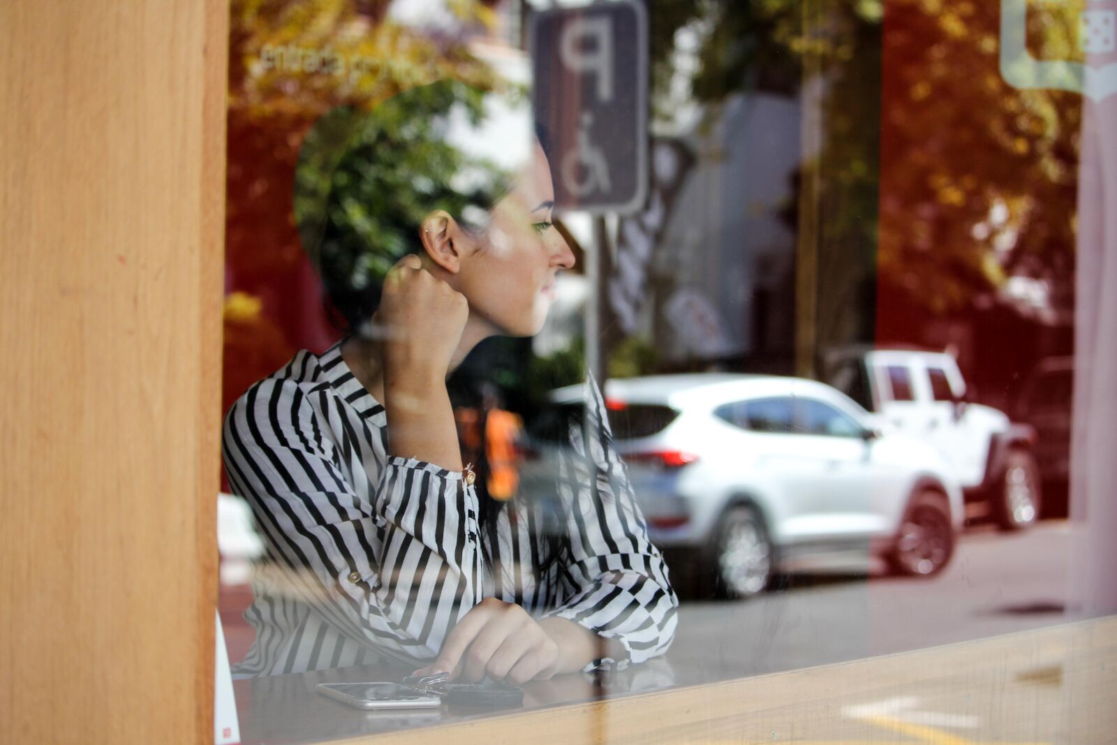 Canon EF-S 55-250mm F4-5.6 IS STM sample photo. Reflection, coffeeshop, restaurant photography