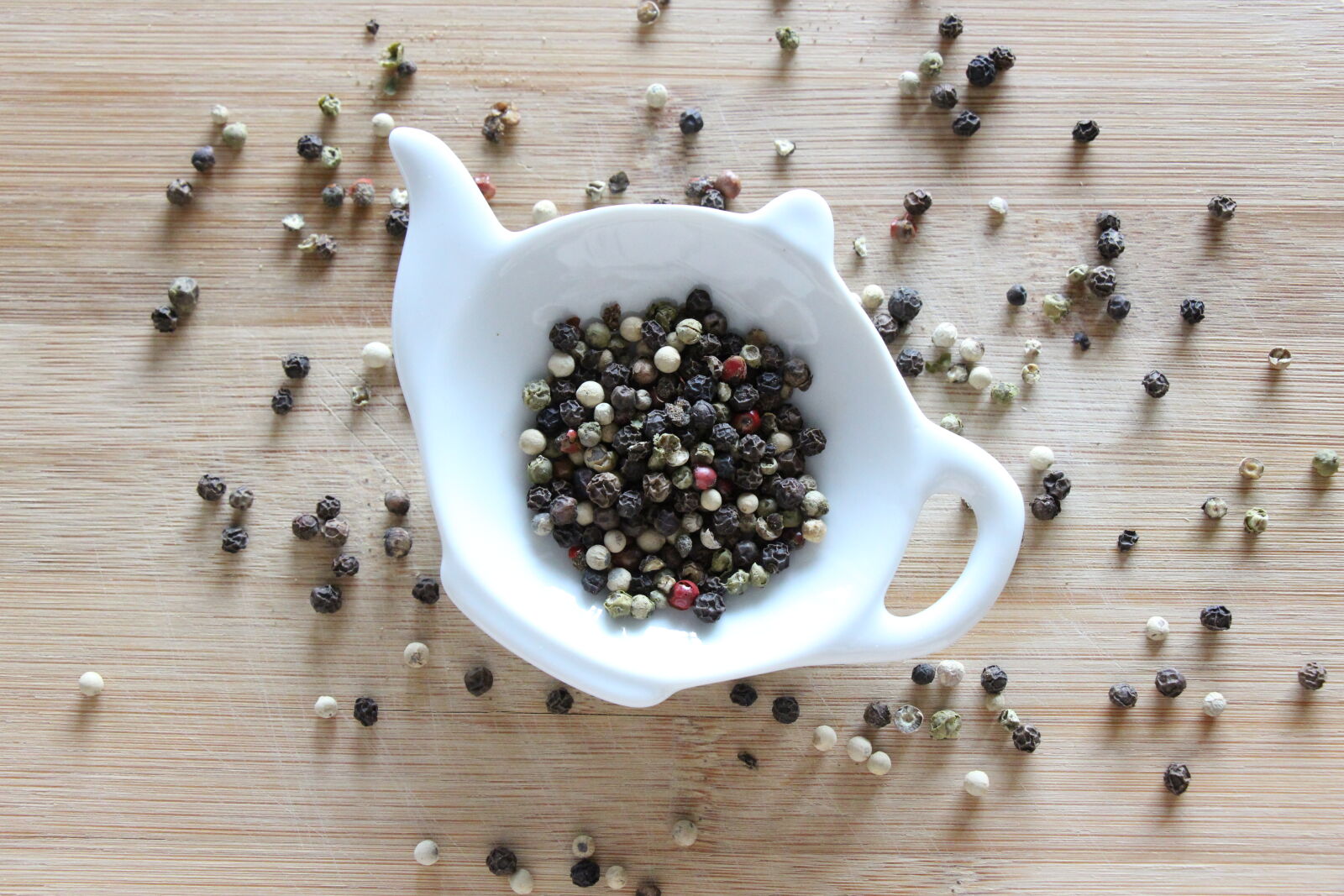Canon EOS 700D (EOS Rebel T5i / EOS Kiss X7i) sample photo. Black, pepper, kitchen, utensils photography