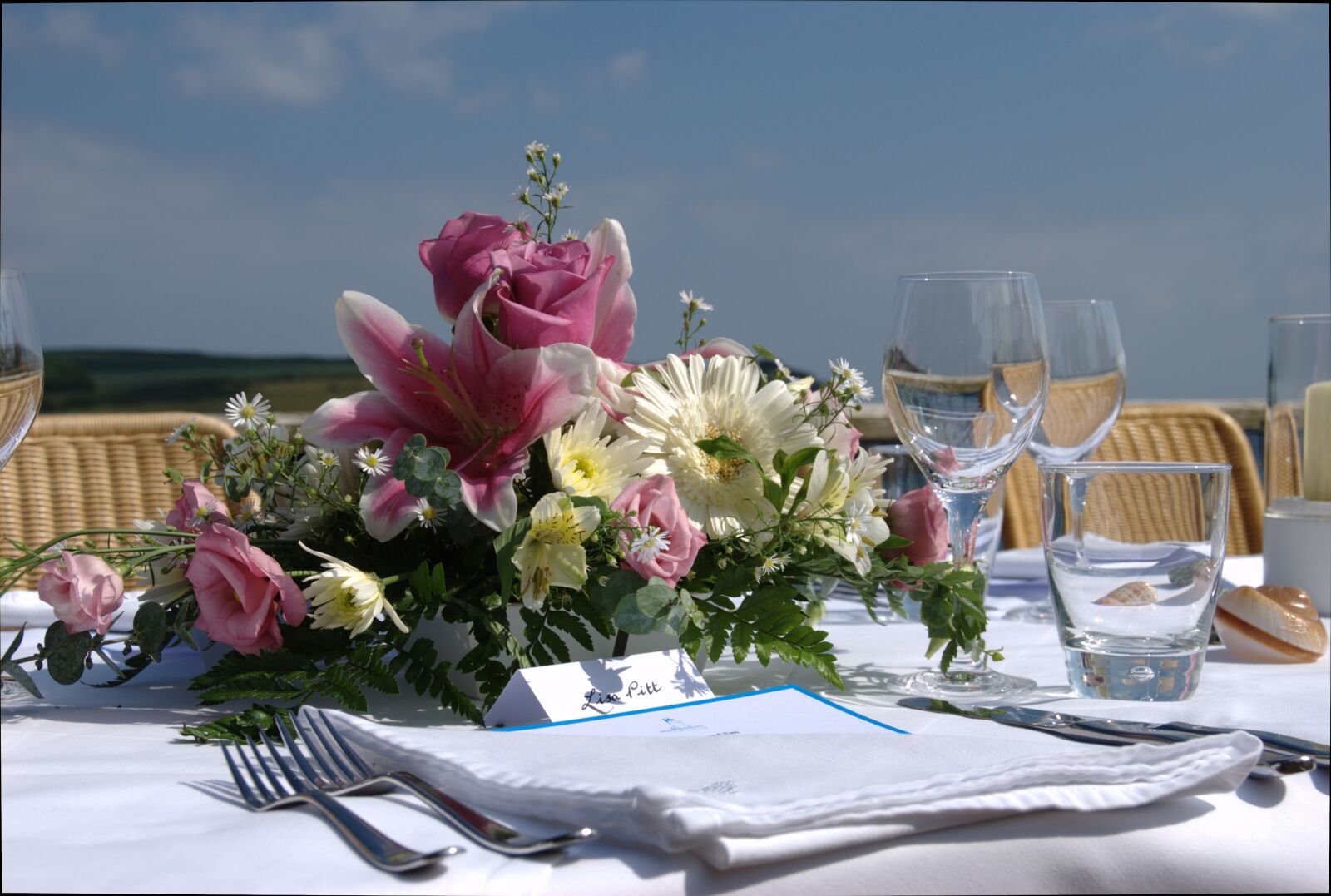 Nikon D60 sample photo. Table, bouquet, romance photography