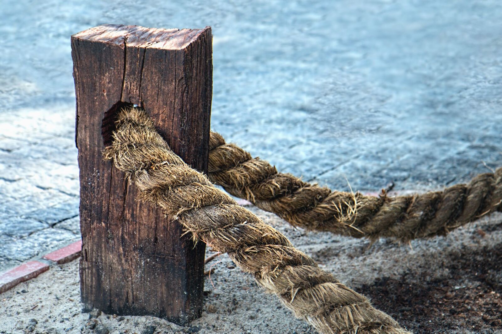 Canon EOS 70D sample photo. Pillar, rope, hole, wood photography