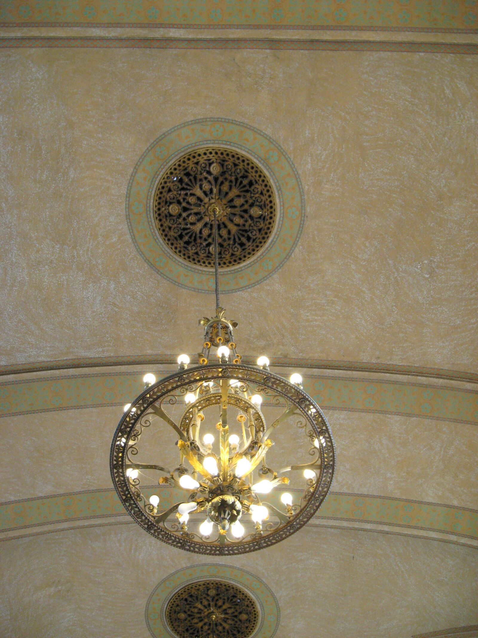 Canon POWERSHOT A570 IS sample photo. Chandelier, medallion, decorative photography