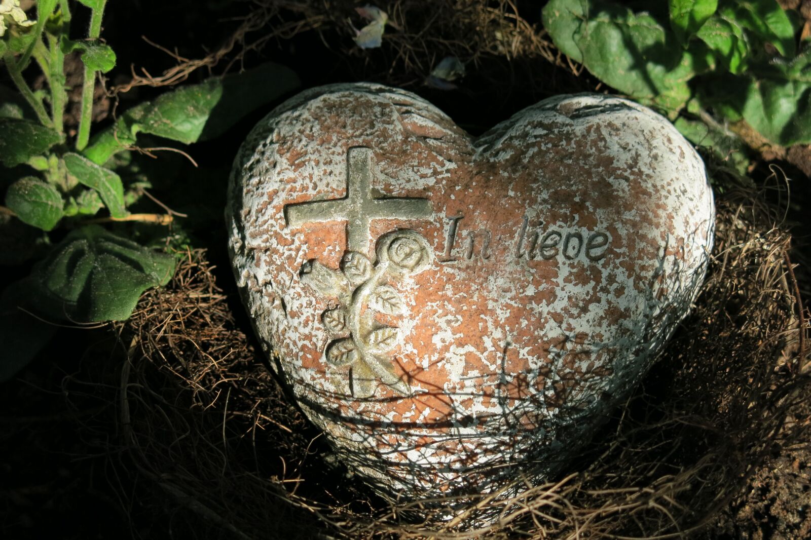 Canon PowerShot G15 sample photo. Cemetery, tombstone, heart photography
