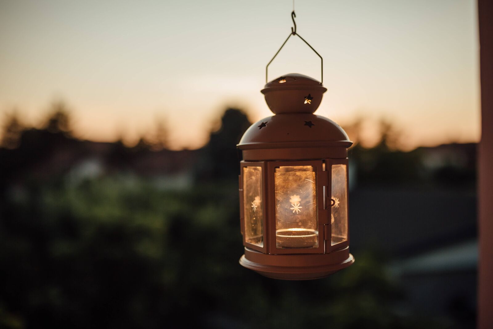 Sigma 35mm F1.4 DG HSM Art sample photo. Dusk, hanging, lamp, old photography