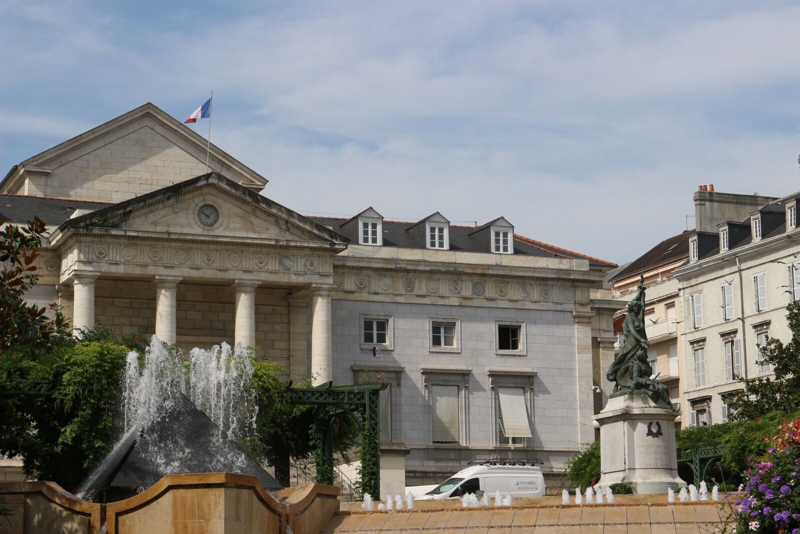 Canon EOS 100D (EOS Rebel SL1 / EOS Kiss X7) sample photo. Court, pau, city photography