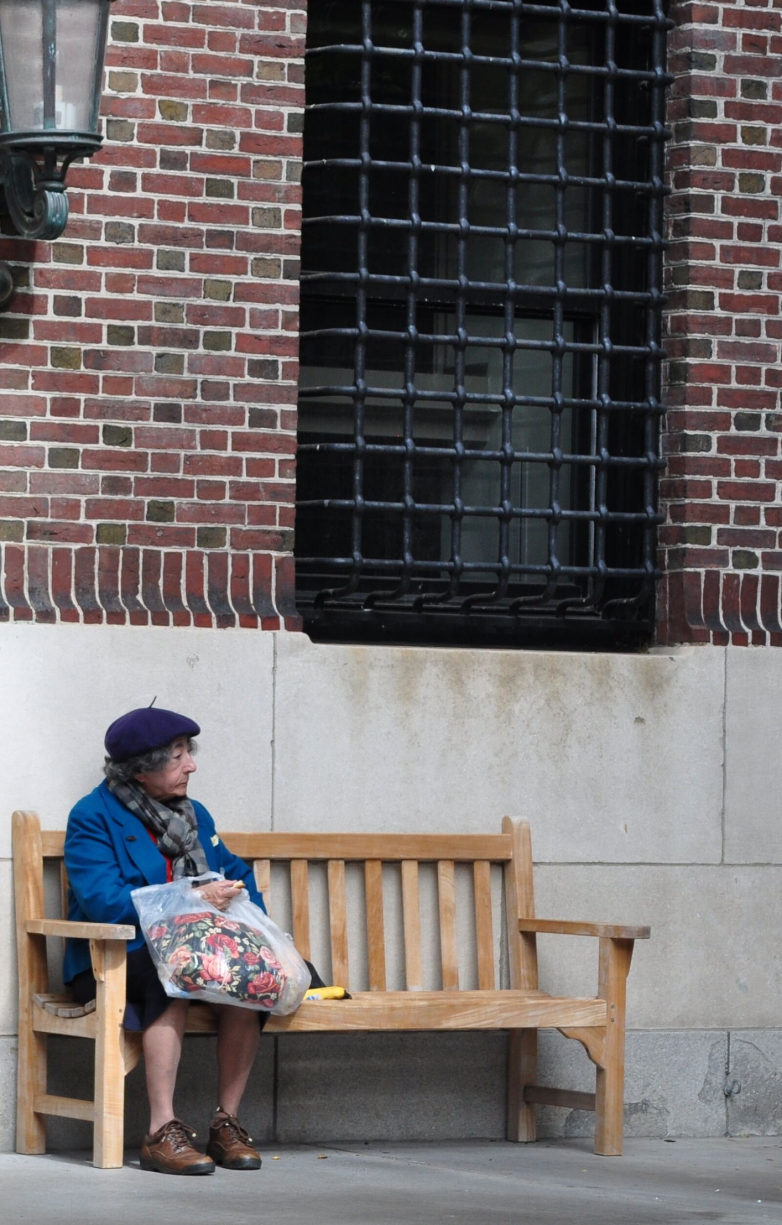 Nikon D90 sample photo. Woman, sitting, bench photography