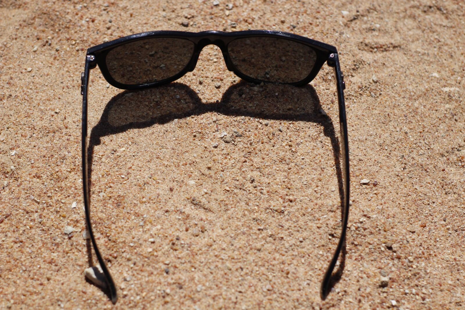 Canon EOS 1200D (EOS Rebel T5 / EOS Kiss X70 / EOS Hi) sample photo. Sun, shadow, sunglasses photography